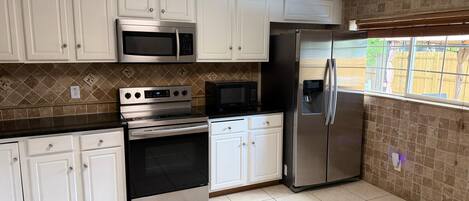 Refrigerador, microondas, horno y parrilla de estufa