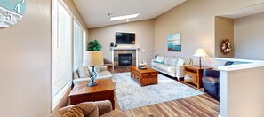 TV, fireplace - SAND DOLLAR DAYS at Seaside Beach (Seaside)