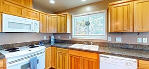 Fridge, microwave, oven, stovetop - SAND DOLLAR DAYS at Seaside Beach (Seaside)