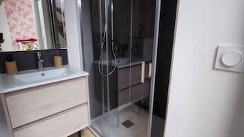 Shower, hair dryer, towels, toilet paper