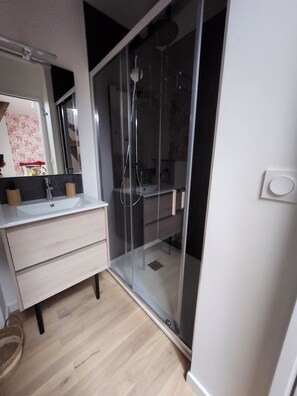 Shower, hair dryer, towels, toilet paper - Chambre Marc Chagall (Laval)