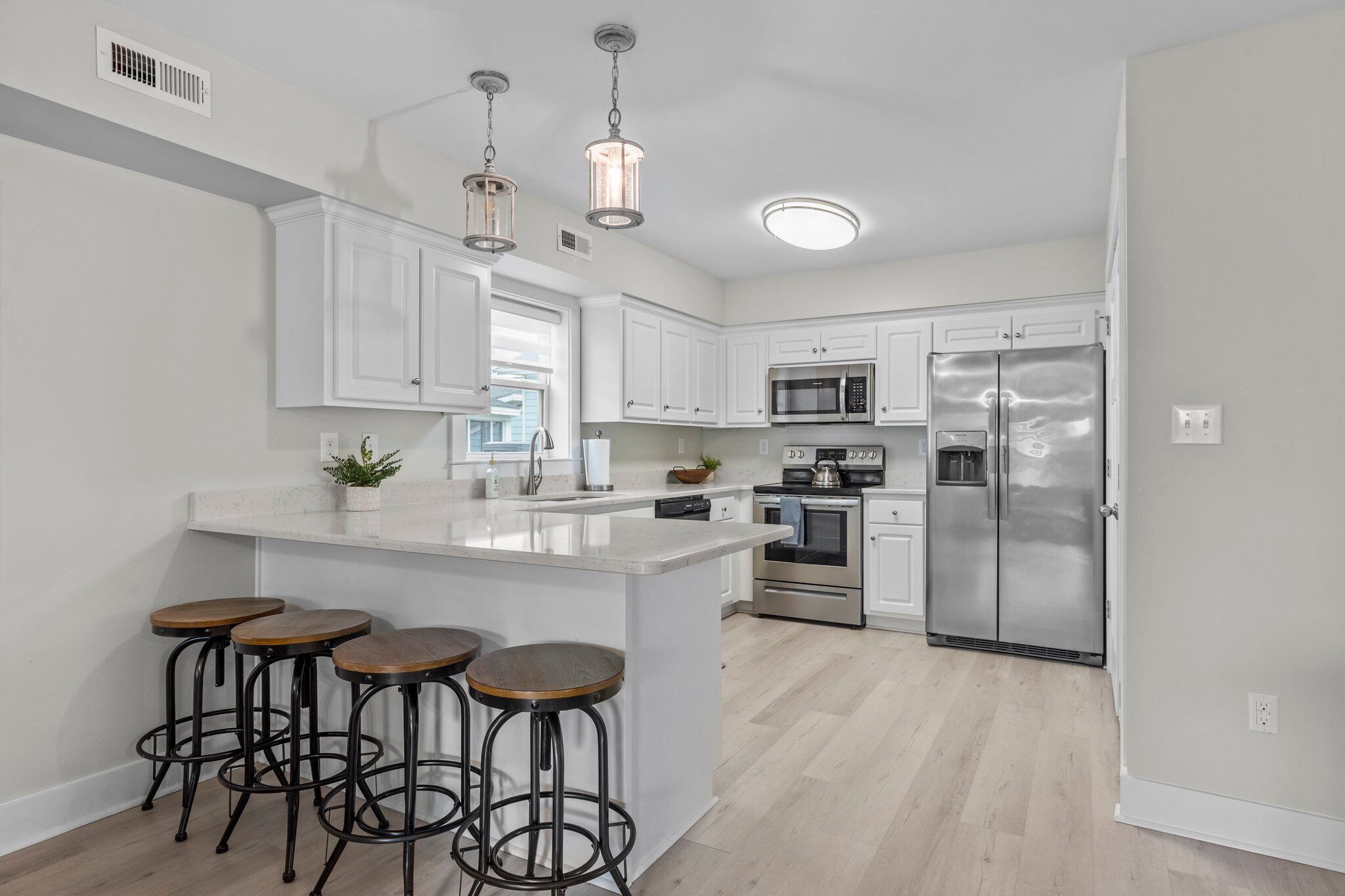 Réfrigérateur, plaque de cuisson, cafetière/bouilloire, chaise haute