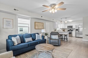 Smart TV - Walk on the Beach "Downtown" - your feet in the sand in 250 ft. Pet friendly (Atlantic Beach)