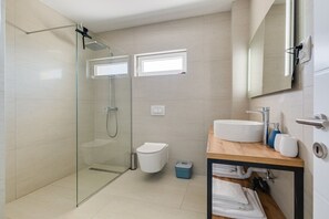 Een douche, een haardroger, handdoeken
