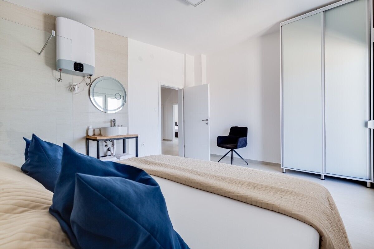 5 bedrooms, iron/ironing board, WiFi, bed sheets