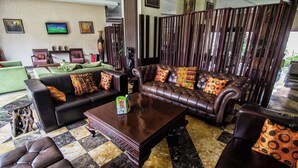 Unclassified image, 3 of 49, button - Hale Manor Exquisite (Benin City)