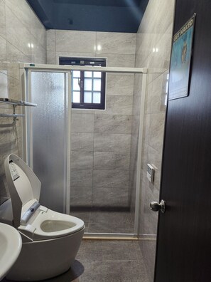 Comfort-Haus, Terrasse, zum Innenhof hin | Badezimmer | Hausschuhe