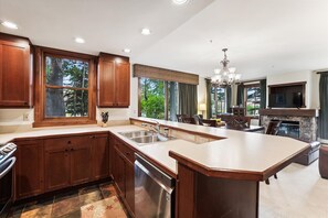 Apartment, 2 Schlafzimmer | Eigene Küche | Kühlschrank, Ofen, Wasserkocher mit Kaffee-/Teezubehör, Toaster