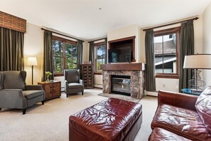 Condo, 2 Bedrooms | Living area