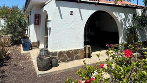 Un bâtiment avec un toit recouvert de tuiles, une enseigne portant le numéro « 94 » et une porte d’entrée.