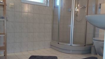 Dusche, Haartrockner, Handtücher, Seife