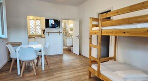 1 quarto, Wi-Fi de cortesia, roupa de cama