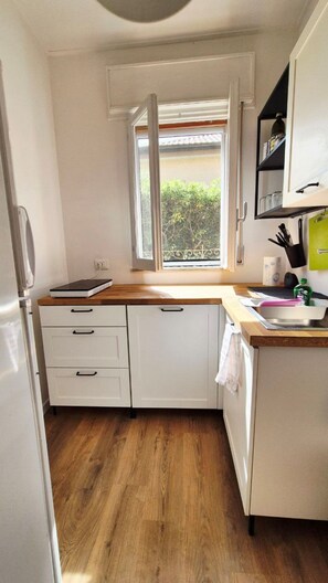 Kühlschrank, Herdplatte, Wasserkocher mit Kaffee-/Teezubehör, Hochstuhl