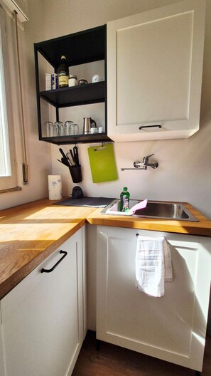 Refrigerador, placa de cocina, cafetera/tetera, silla alta para bebés
