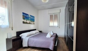 2 bedrooms, travel crib, free WiFi, bed sheets