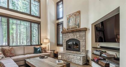 Gorgeous townhome located on the golf course and Eagle Lodge Ski area.