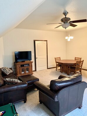 Smart TV, fireplace