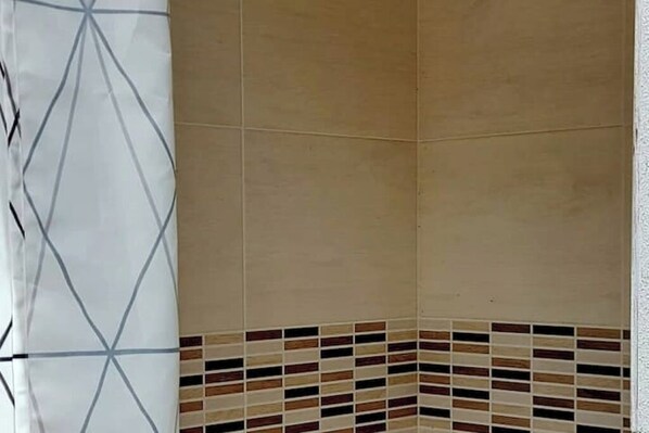 Een douche, een haardroger, een bidet, handdoeken