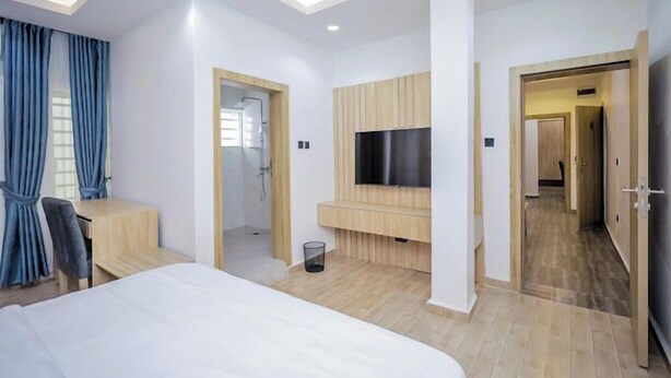 Desk, laptop workspace, free WiFi - Clase Alta Hotel and Suites Limited (Benin City)