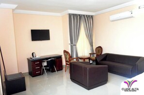 Comfort Room, Balcony, City View | Living area