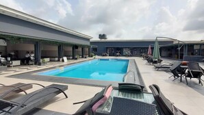 Swim-up bar - Clase Alta Hotel and Suites Limited (Benin City)