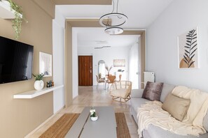 Smart TV - Santorini 2-Bedroom Apartment in Nea Smyrni (Greece - Athens)