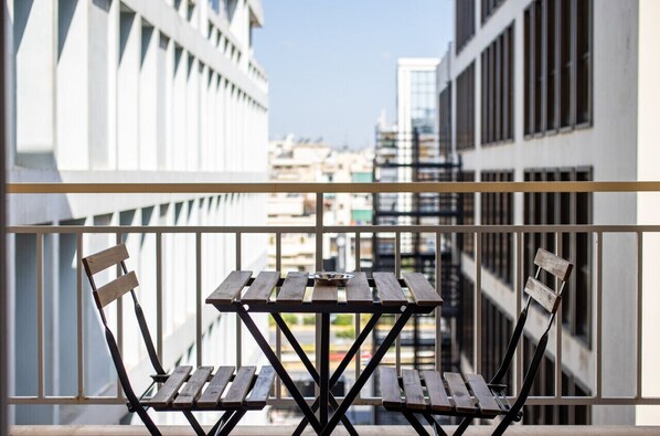 Outdoor dining - Santorini 2-Bedroom Apartment in Nea Smyrni (Greece - Athens)