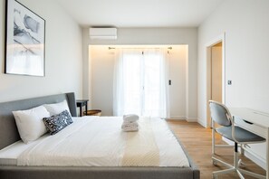 1 Schlafzimmer, Zimmersafe, Schreibtisch, Bügeleisen/Bügelbrett