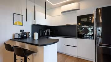 Geladeira, micro-ondas, fogão, cooktop