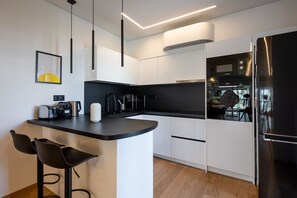 Frigorífico, microondas, horno y placa de cocina