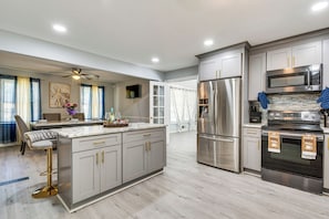 Fridge, microwave, oven, stovetop - Spacious Home w/ Hot Tub, 14 Mi to Downtown ATL! (College Park)