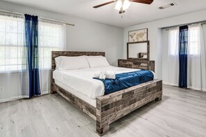 5 bedrooms, desk, iron/ironing board, WiFi - Spacious Home w/ Hot Tub, 14 Mi to Downtown ATL! (College Park)