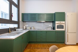 Kühlschrank, Mikrowelle, Ofen, Herdplatte