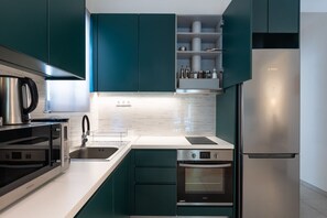 Réfrigérateur, micro-ondes, four, plaque de cuisson