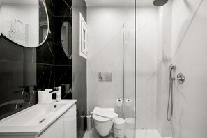 Hair dryer, towels - Mellow 2-Bedroom Apartment in Athens (Greece - Athens)