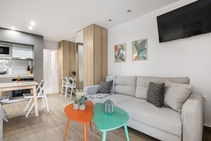 Smart TV, offices - Halo - Luxury Studio in Athens (Greece - Glyfada)