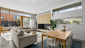 Smart TV, fireplace