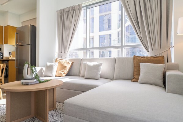 Deluxe Apartment, City View | Living area