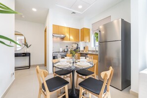Deluxe Apartment, City View | Dining room