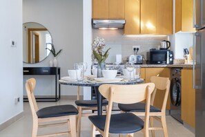 Deluxe Apartment, City View | Private kitchen