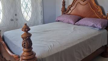 3 bedrooms, iron/ironing board, WiFi, bed sheets