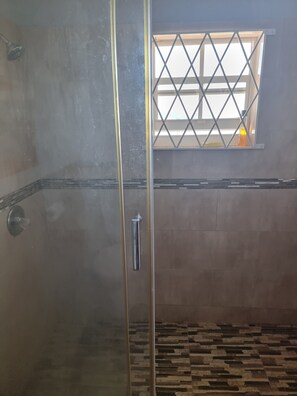 Dusche, Haartrockner, Handtücher, Seife