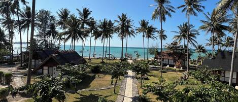 Deluxe tweepersoonskamer, uitzicht op het strand | Uitzicht vanuit de kamer