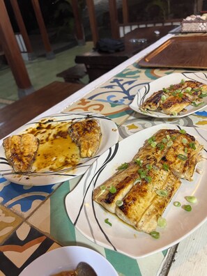 Termasuk sarapan penuh setiap hari