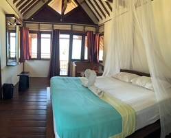 Deluxe Bungalow | Desk, laptop workspace, blackout drapes, soundproofing