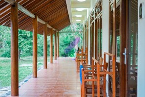Deluxe Double or Twin Room | Meja, ruang kerja komputer riba, langsir/tirai gelap terus, kalis bunyi