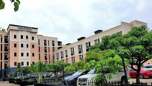 A hotel with a sign reading "VIEW POINT HOTEL & SQUITES". - View point Hotel and Suites  (Benin City)