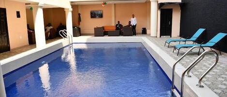 Bar en milieu de piscine