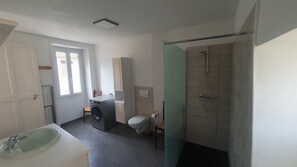 Douche, sèche-cheveux