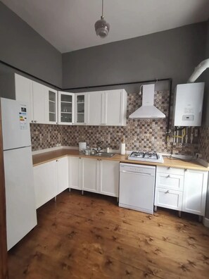 Private kitchen - 2nd floor 3+1, 2 bathrooms, Galata tower with balcony 20 steps (Istanbul)